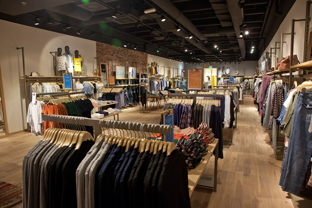 Esprit im Atrio Villach – Innenraumaufnahme mit Regalen und Kleiderständern.